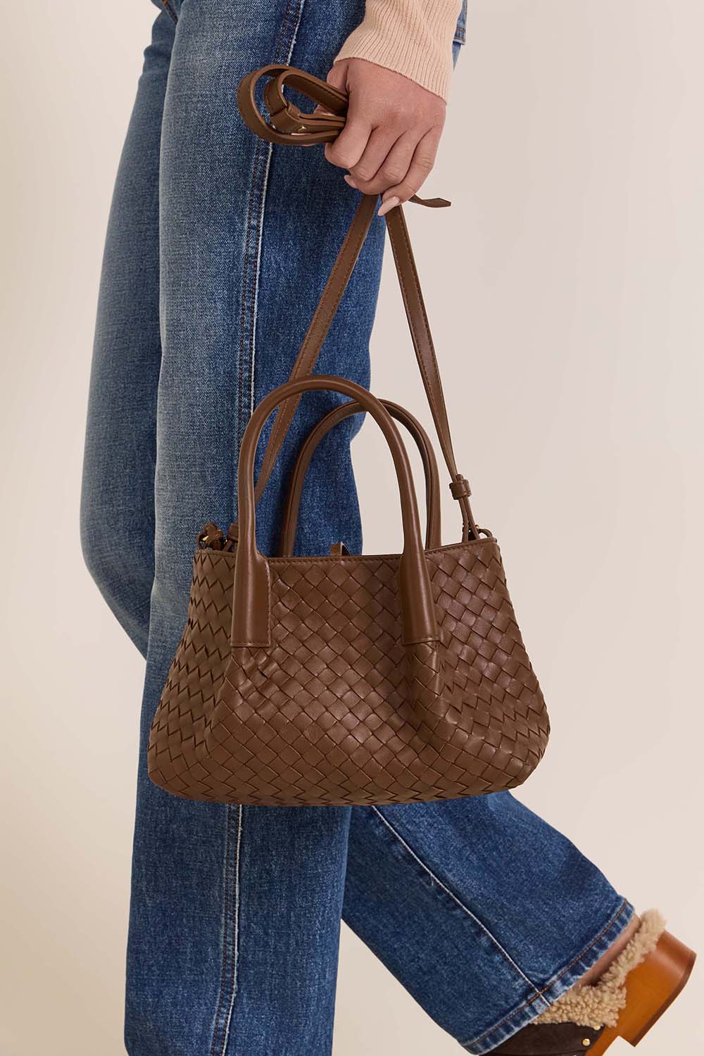 תמונת כל הלוק של תיק קרוסבודי פניקוטקה סמול